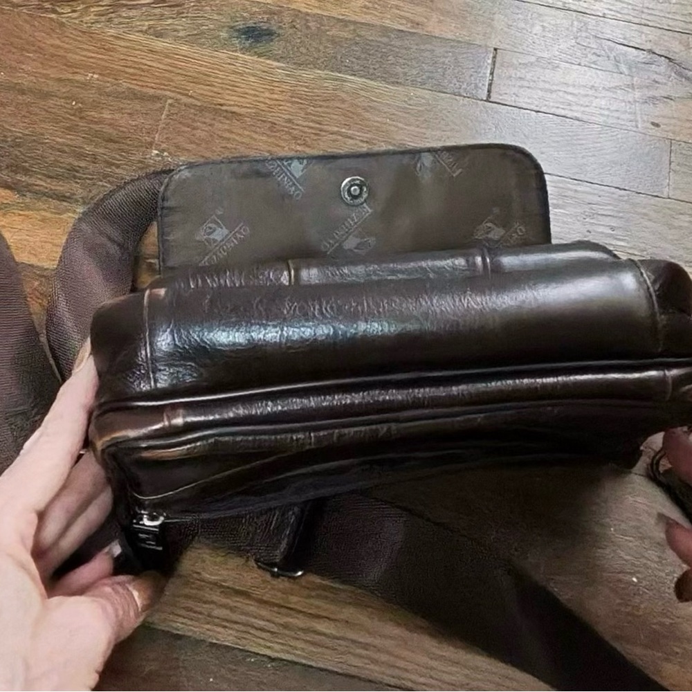 Elegant‎ Dark Brown Leather Messenger Bag - Picture 3 of 8